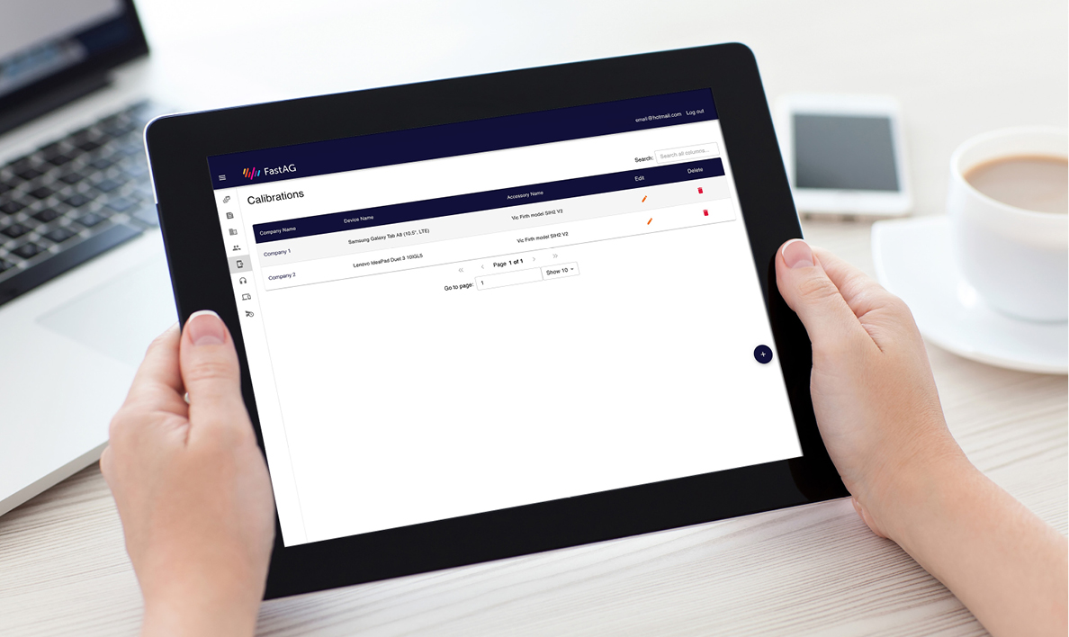 hands_holding_tablet